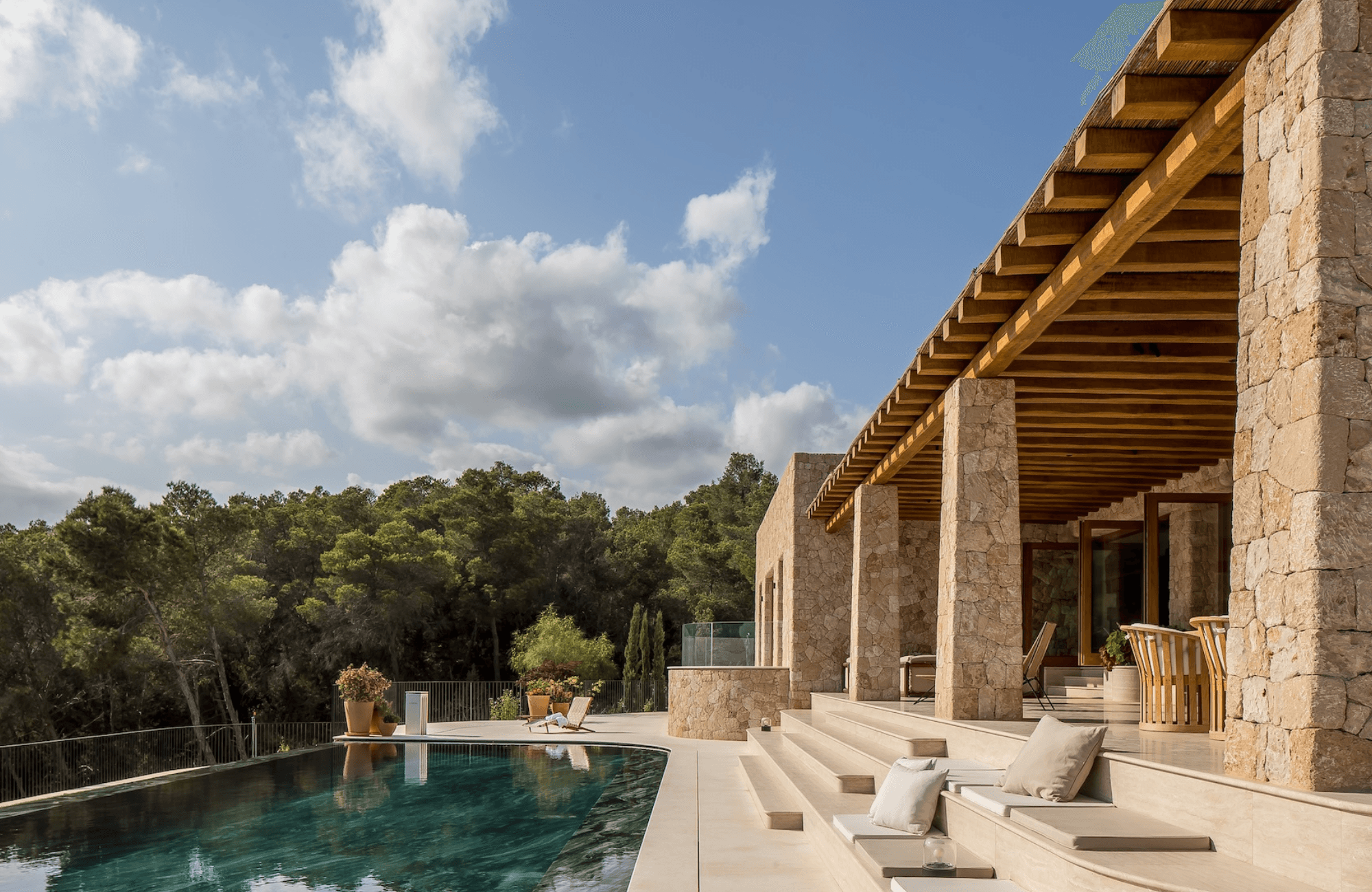 Villa de lujo en Ibiza, ideal para inversión en 2025.