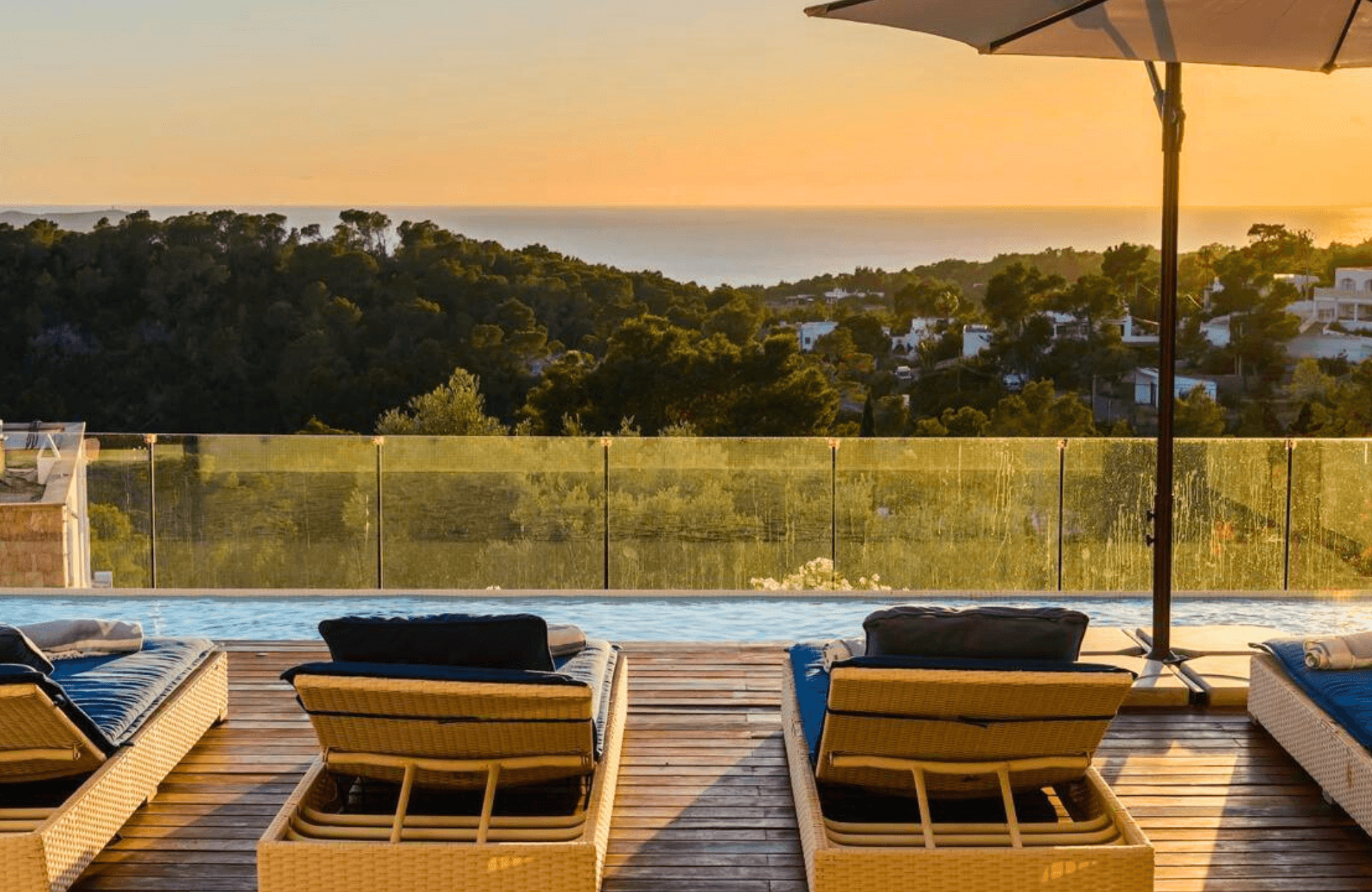 Estilo de vida exclusivo en Ibiza, atractivo para inversores internacionales.
