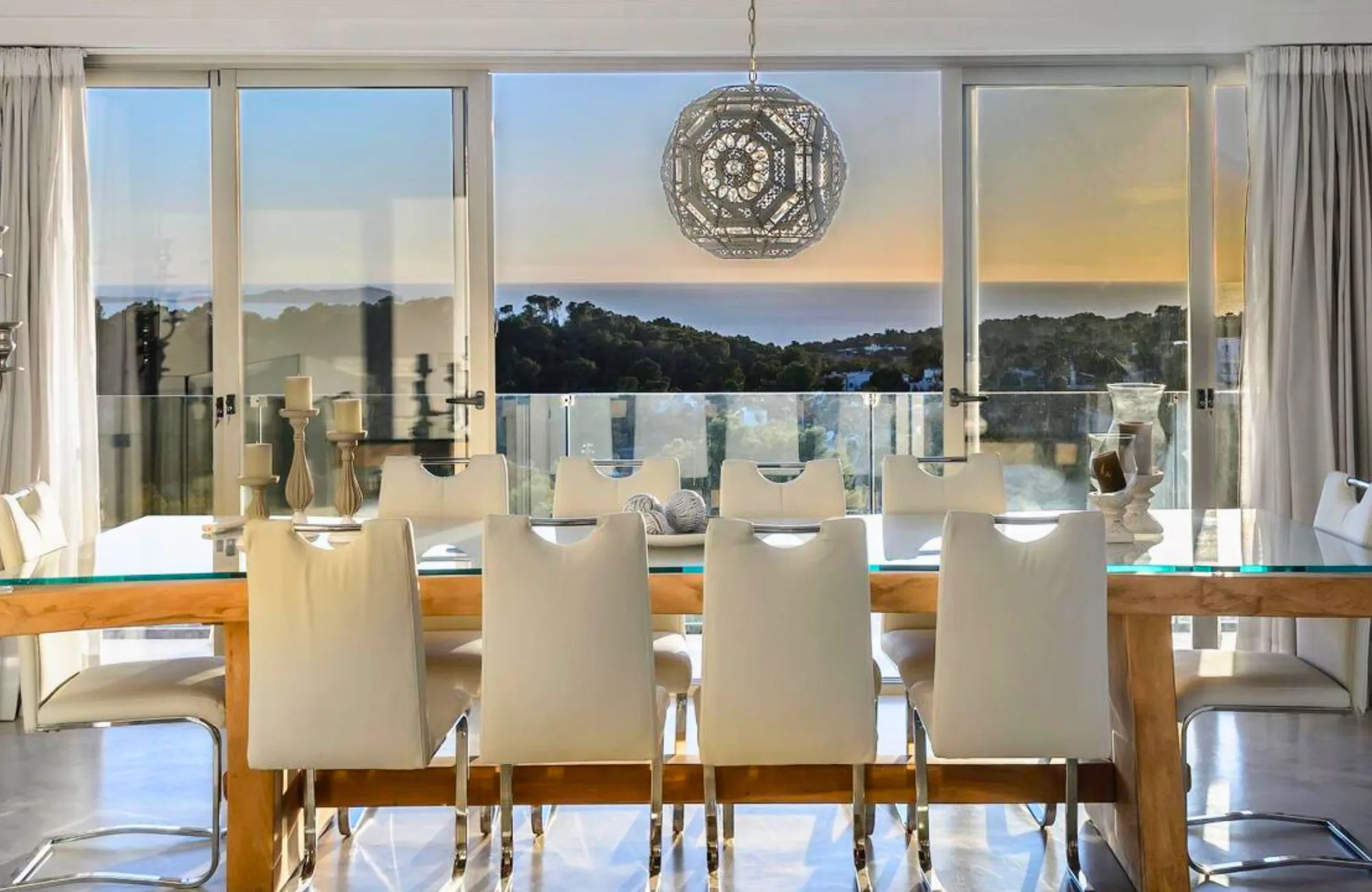 Interior de una propiedad de lujo en Ibiza, perfecta para inversión.