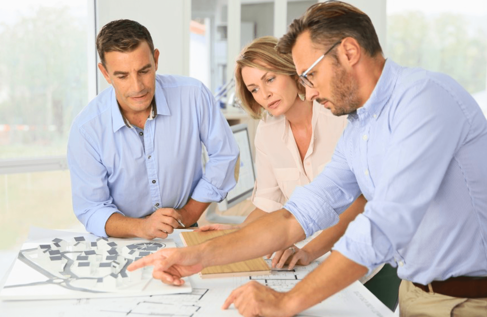 Inversionista explorando oportunidades en Ibiza con Estela Exclusive Homes.
