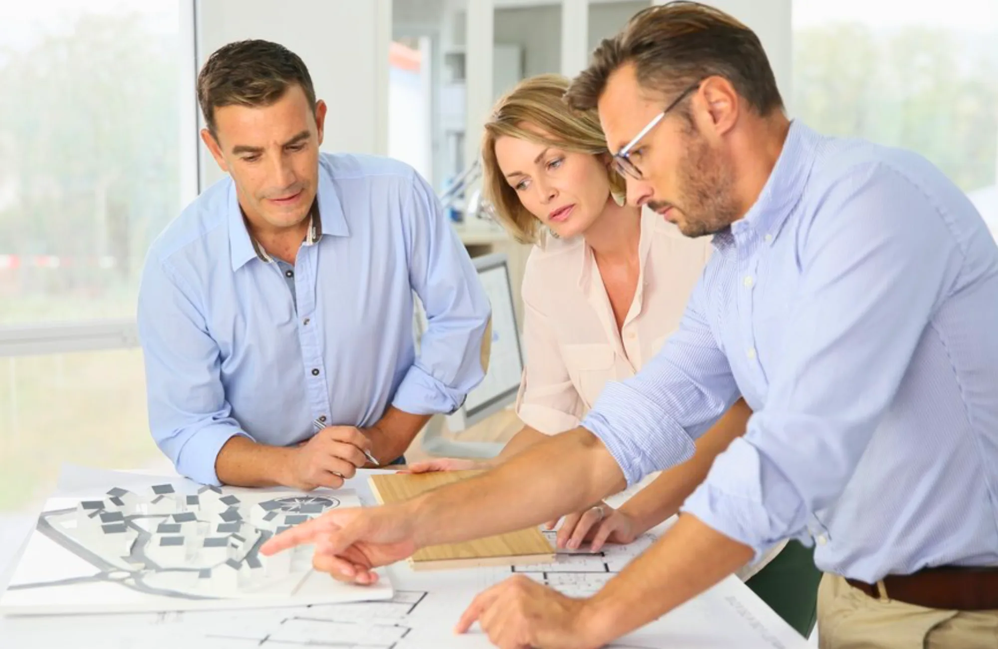  Inversionista explorando oportunidades en Ibiza con Estela Exclusive Homes.